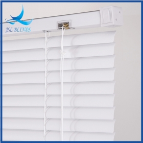 tende veneziane in PVC bianco