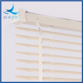 Tende veneziane in PVC color crema